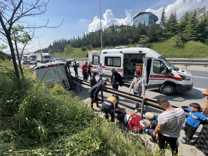 Tem’de Lastiği Patlayan Araç Takla Attı: 2 Yaralı