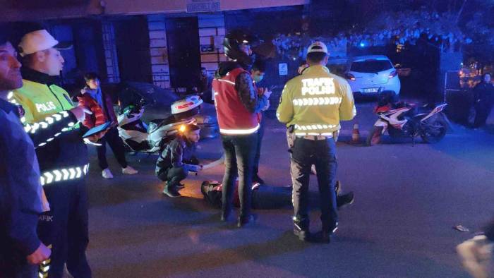 Otomobille Çarpışan Motosikletli Kurye Yaralandı