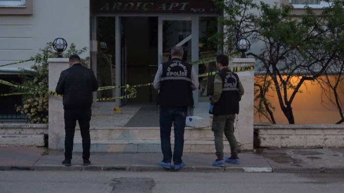Oturduğu Apartmanın Önünde Av Tüfeğiyle Öldürüldü
