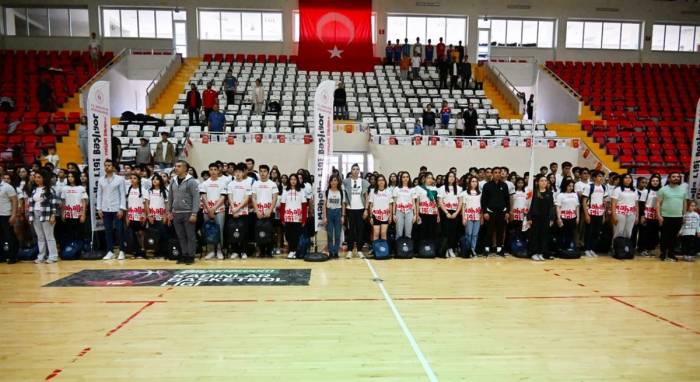 Osmaniye’de, 96 Spor Kulübüne Nakdi Yardım Ve Malzeme Dağıtımı Yapıldı