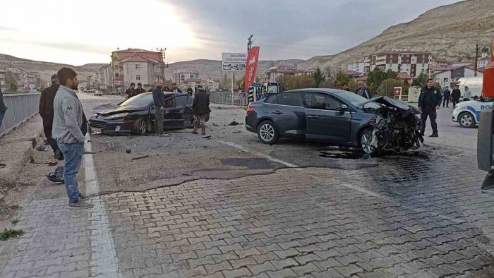 Sivas’ta Otomobiller Kafa Kafaya Çarpıştı, Sürücülerin Burnu Bile Kanamadı