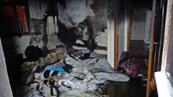 Müstakil Evde Çıkan Yangında 2 Kişi Dumandan Etkilendi, Muhabbet Kuşu Kafesinde Telef Oldu