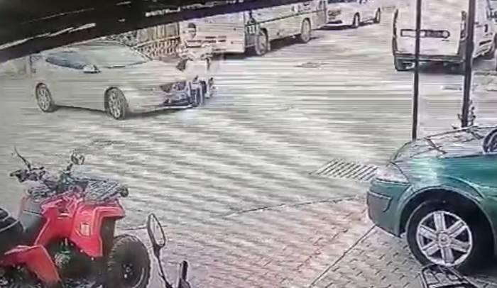 Motosikletin Otomobile Çarptığı Anlar Kameraya Yansıdı