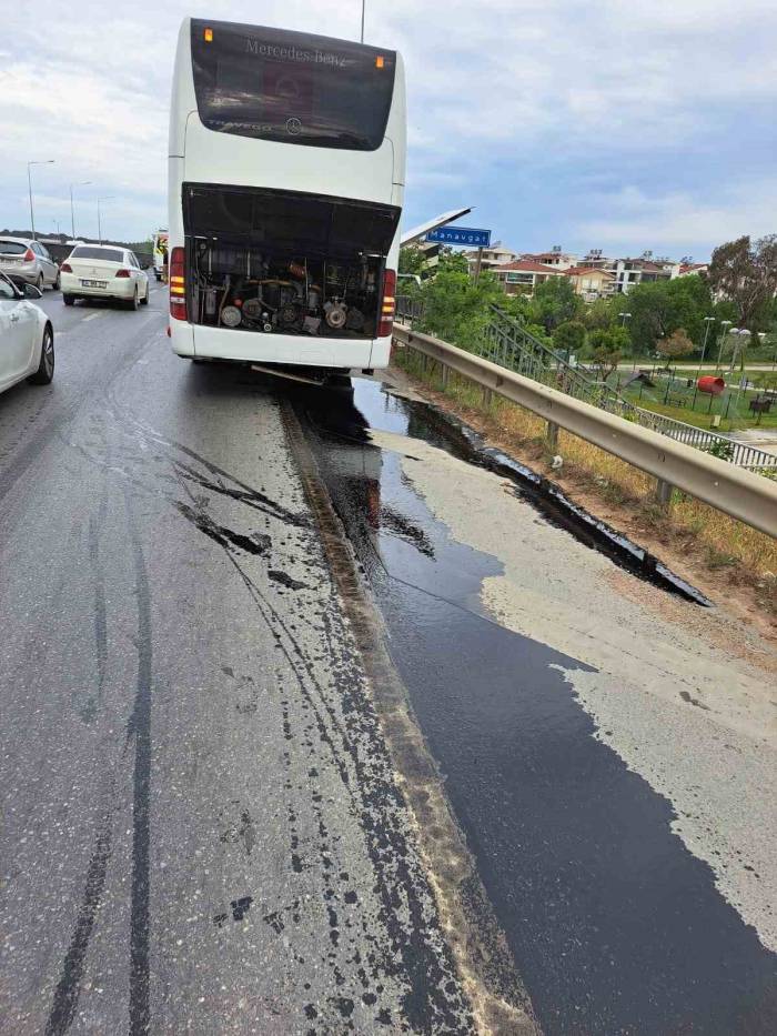 Otobüsün Motorundan Yola Dökülen Yağ, Motosikletlileri Hastanelik Etti