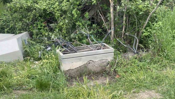 Arnavutköy’de Sürücüsünün Kontrolünden Çıkan Otomobil Durağa Daldı: 2 Yaralı