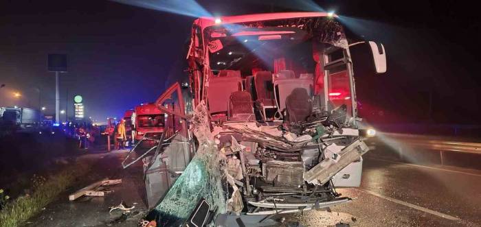 Susurluk’ta Otobüs Tıra Arkadan Çarptı