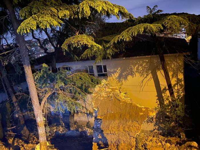 Beyoğlu’nda Okul Bahçesine İstinat Duvarı Çöktü, 3 Bina Boşaltıldı