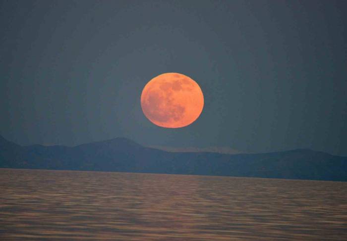 Van Gölü Üzerinde Yükselen Dolunay Görsel Şölen Oluşturdu