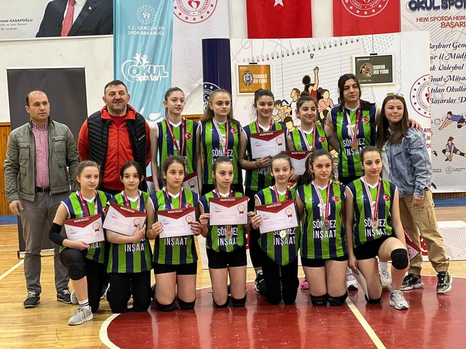 bogaz-ortaokulu-yildiz-kiz-voleybol-takimi-turkiye-yari-finallerinde-rizeyi-temsil-edecek-1.jpg