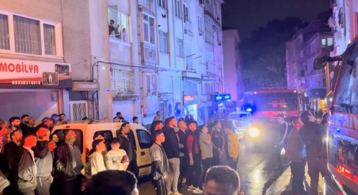 Bursa’da 5 Katlı Apartmanın Çatı Katı Alev Alev Yandı