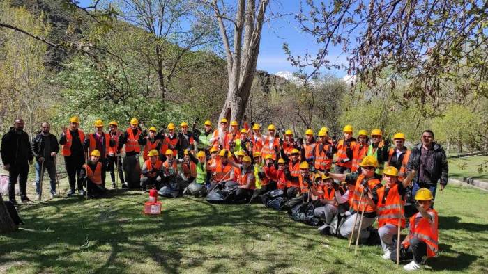 Liseli Öğrenciler Mesire Alanında Ki Çöplere Duyarsız Kalmadı
