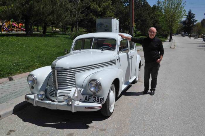 Türkiye’de 4 Tane Olan 73 Yıllık Klasik Aracı Hurda Halden Yollara Döndürdü