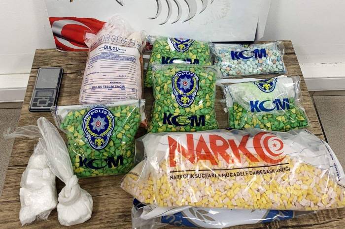 İzmir’de Zehir Deposu Evlere Baskın: 17 Bin Extacy Hap Ele Geçirildi