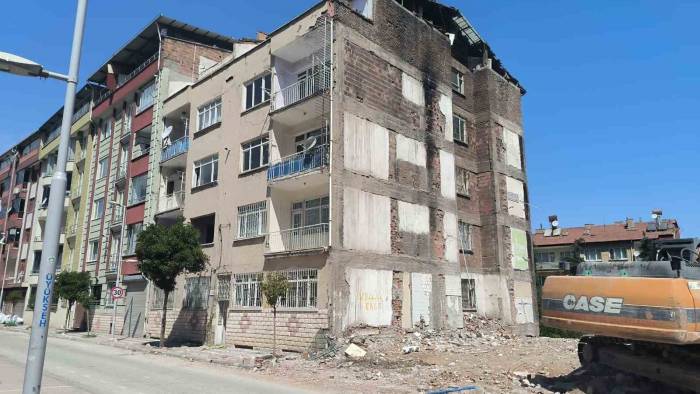 Malatya’da Acil Yıkılacak Evlerin Yıkımı Sürüyor