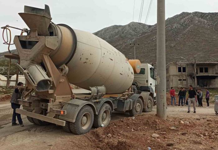 Beton Mikserinin Altında Kaldı