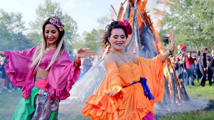 Kakava Ateşi Yerli Ve Yabancı On Binlerce Kişinin Katılımıyla Yakıldı