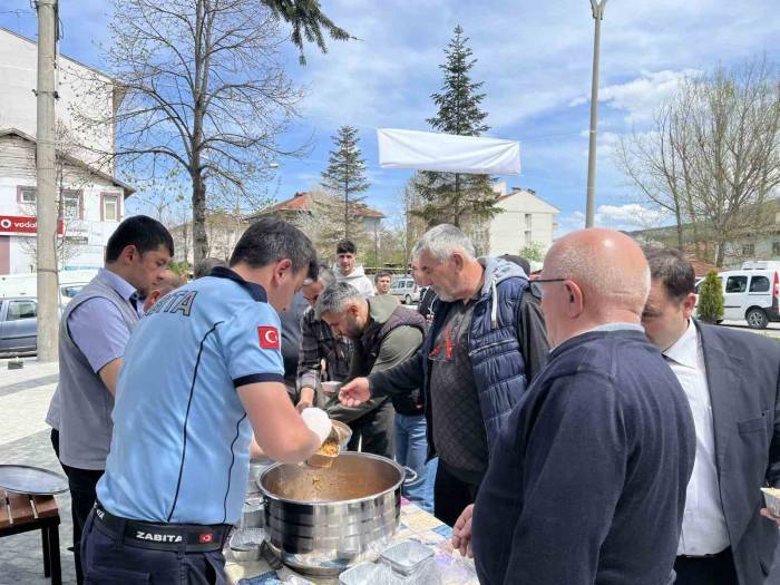 Yüzyıllardır Kutlanan Hıdırellez’de Vatandaşlara Ekşili Pilav İkramı