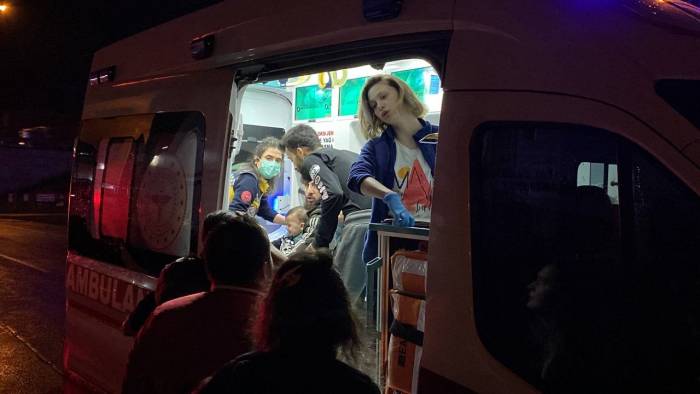 Bebekle Binilen Elektrik Bisiklet Otomobil İle Çarpıştı: 3 Yaralı