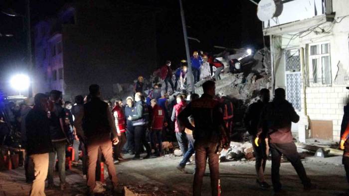 Malatya’da 3 Katlı Ağır Hasarlı Bina Çöktü: 1 Kişi Öldü
