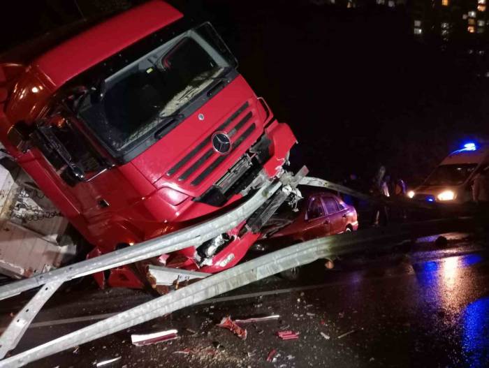 Odun Yüklü Tır Yola Devrildi: 1 Yaralı