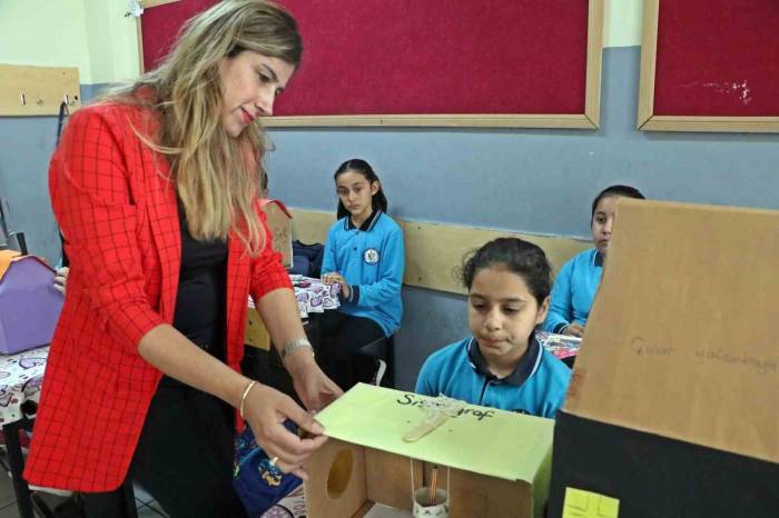 Depremde 4 Meslektaşını Kaybeden Öğretmen, Öğrencilerine Deprem Bilincini Aşılamak İçin Proje Başlattı