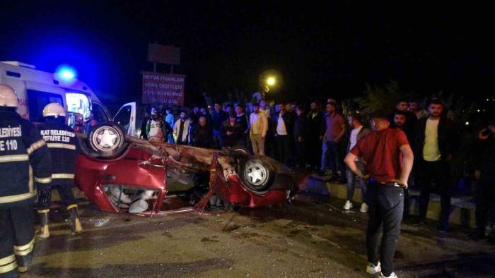 Meraklı Kalabalık Takla Atan Aracı El Birliğiyle Çekiciye Yükledi