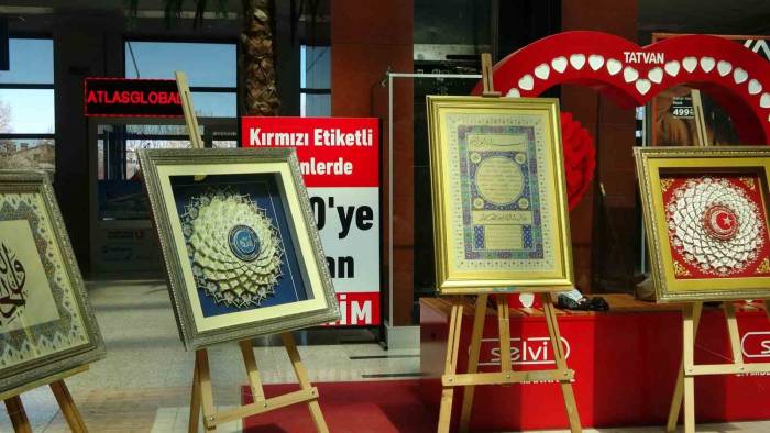 Tatvan’da Depremzede Öğrenciler Yararına Sergi Açıldı