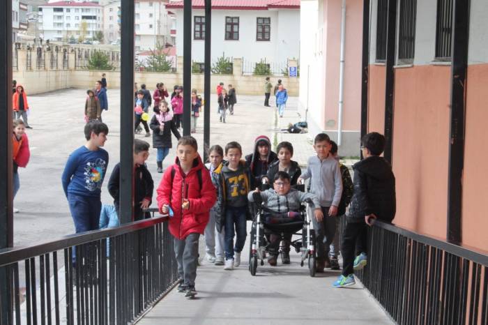 Kendileri Küçük Yürekleri Büyük Çocuklar