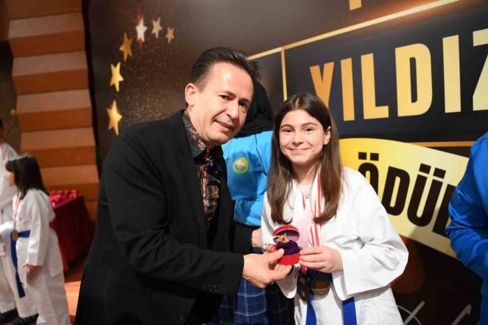 Tuzla’da Adıyaman’ın Başarılı Depremzede Öğrencilerine Altın