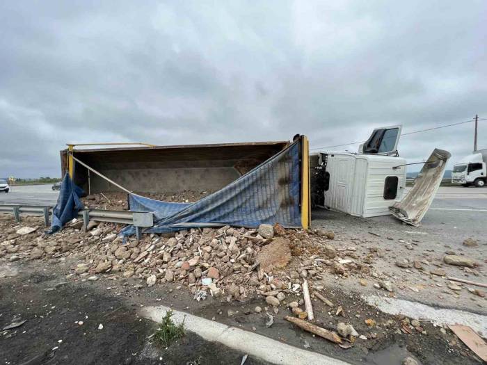 Tuzla’da Hafriyat Yüklü Tır Devrildi; 1 Yaralı