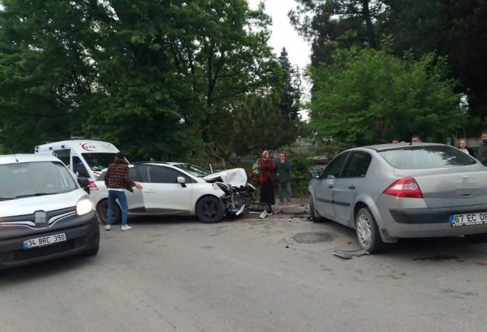 Kavşakta Kafa Kafaya Çarpıştılar: 4 Yaralı