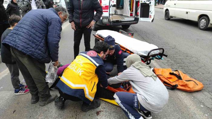 Kırmızı Işıkta Geçmeye Çalışan Kadına Otomobil Çarptı