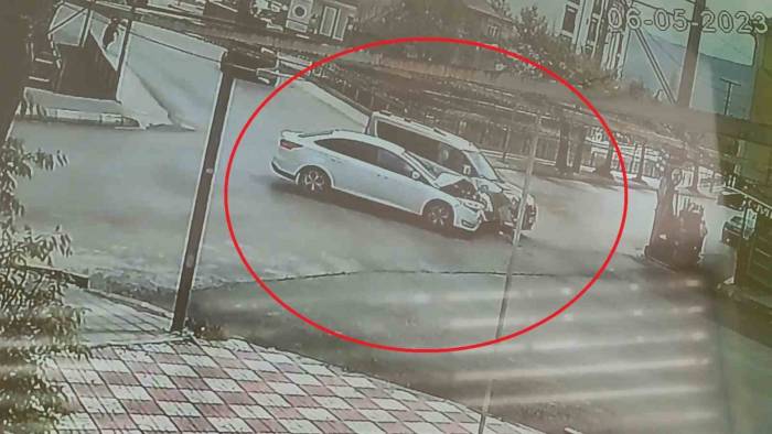 Kastamonu’da Hafif Ticari Araç İle Otomobil Çarpıştı: 3 Yaralı