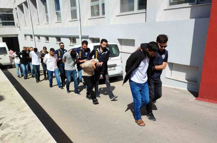 Sanal Devriye Ekipleri 3 Milyon Tl Dolandıran Şüphelileri Yakaladı