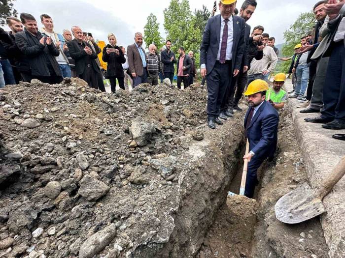Eline Kürek Alıp Doğalgaz Çalışmalarına Katıldı