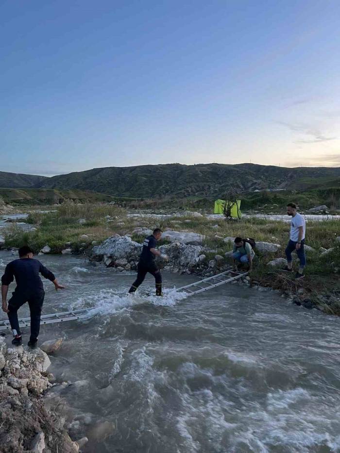 Siirt’te Çayda Mahsur Kalan 2 Kişi İtfaiye Ekipleri Tarafından Kurtarıldı