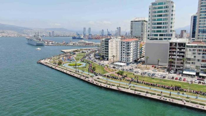 İzmir’de Tcg Anadolu İçin Kilometrelerce Kuyruk
