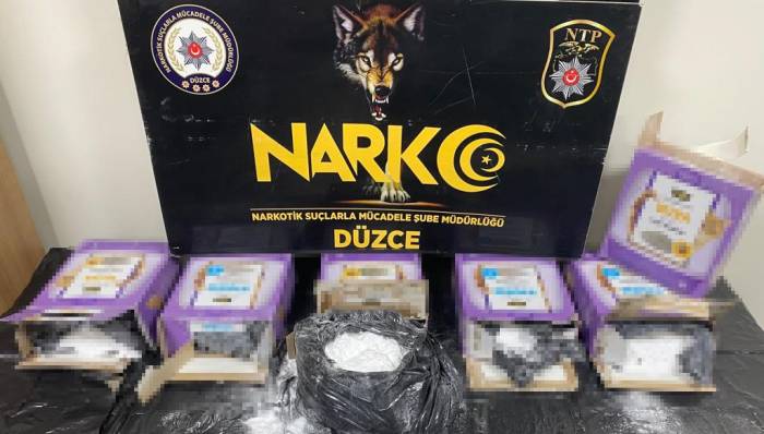 Kedi Kumu Kutularından 25 Kilo Uyuşturucu Çıktı