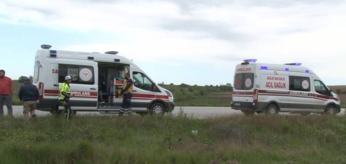 Edirne’de Kamyonet Otomobile Çarptı: 2 Yaralı