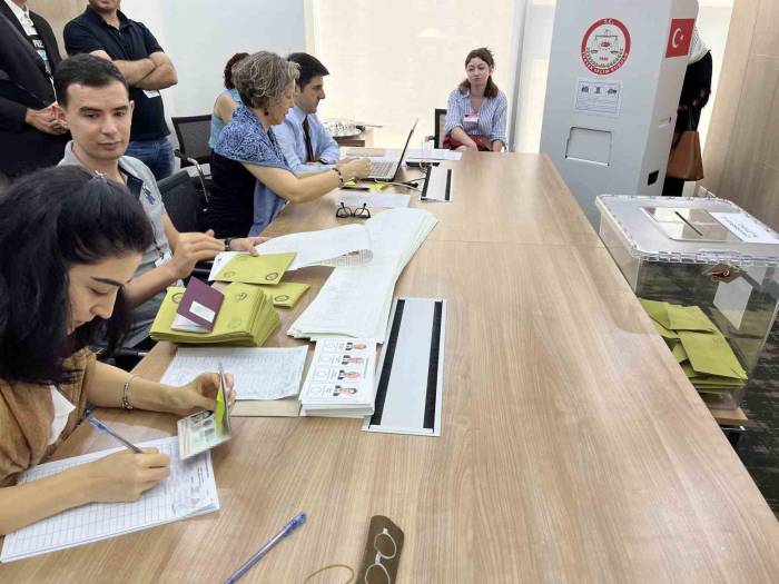 Tayland’daki Türk Vatandaşları Oylarını Kullanmaya Başladı