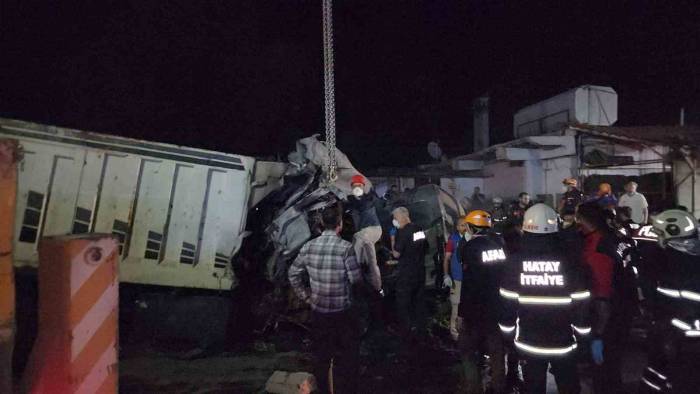 Hatay’daki Feci Kazada Ölü Sayısı 6’ya Yükseldi, 32 Kişi Yaralandı