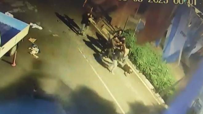 İzmir’de 4 Kişilik Grup, Bayrak Asan Ak Partil’ilere Sataşıp Küfredince Kavga Çıktı