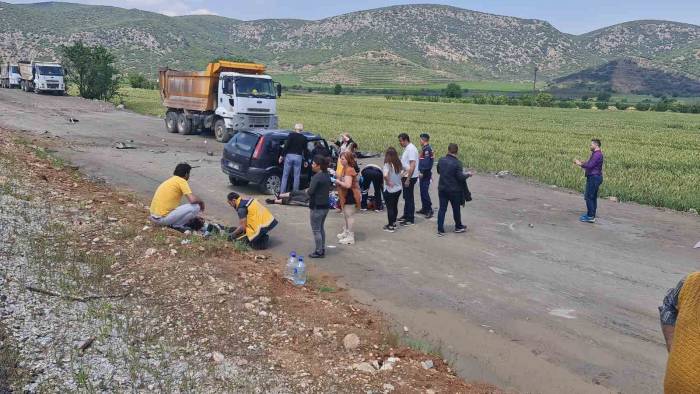 İzmir’de İki Otomobil Kafa Kafaya Çarpıştı: 6 Yaralı