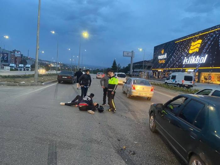 Işık İhlali Yapan Otomobil Motosiklete Çarptı: 1 Yaralı