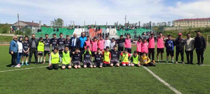 Kadın Antrenörün Çalıştırdığı Erkek Futbol Takımı Şampiyon Oldu