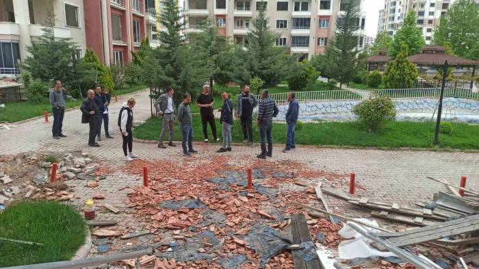 Site Sakinleri Ağır Hasardan Hafif Hasara Dönüşen Evleri İçin Tedirgin