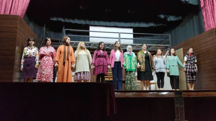 Manisalı Tiyatrocuların ’kadın Sesi’ Oyununa Tam Not