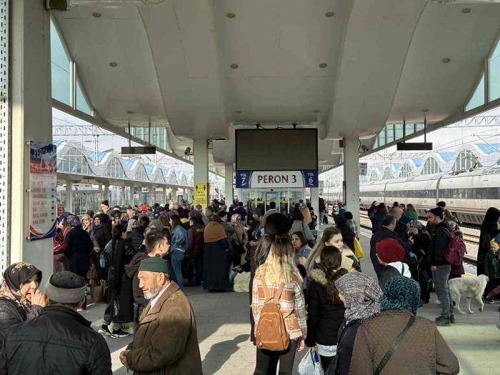 Tren Garında ‘yunus Emre’ Kalabalığı