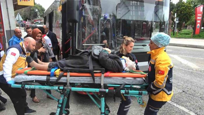 Otobüsün İçerisinde Düşen Yaşlı Kadın Yaralandı