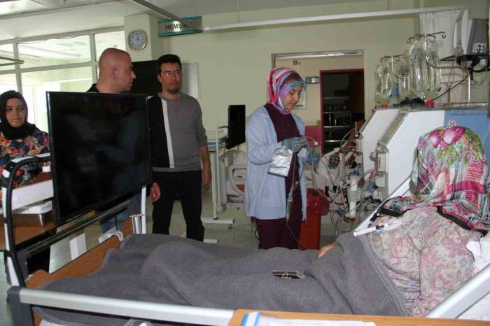Hastalar Sıkılmasın Diye Yataklarına Televizyon Asıldı